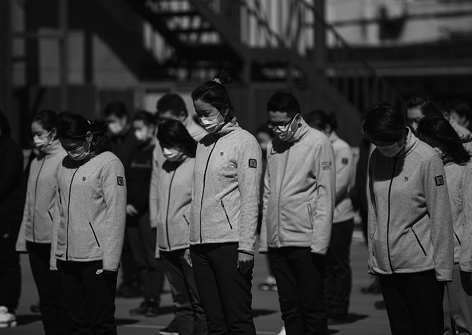 4月4日，在沈阳市工会大厦隔离点，辽宁援鄂医疗队队员在默哀。2