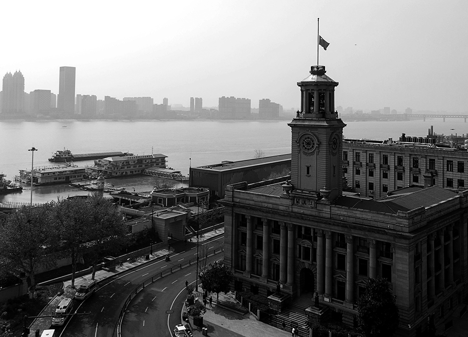 4月4日，武汉江汉关大楼下半旗志哀。3-1