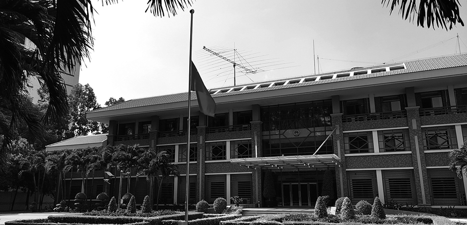 4月4日，在柬埔寨金边，中国驻柬埔寨大使馆下半旗志哀。
