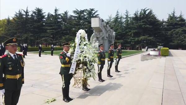 礼兵列队降半旗，上海龙华烈士陵园志哀