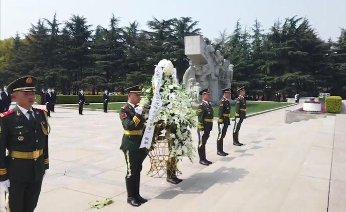禮兵列隊降半旗,上海龍華烈士陵園志哀