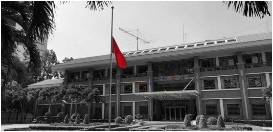 图集中国驻外使领馆降半旗深切悼念抗疫烈士和逝世同胞