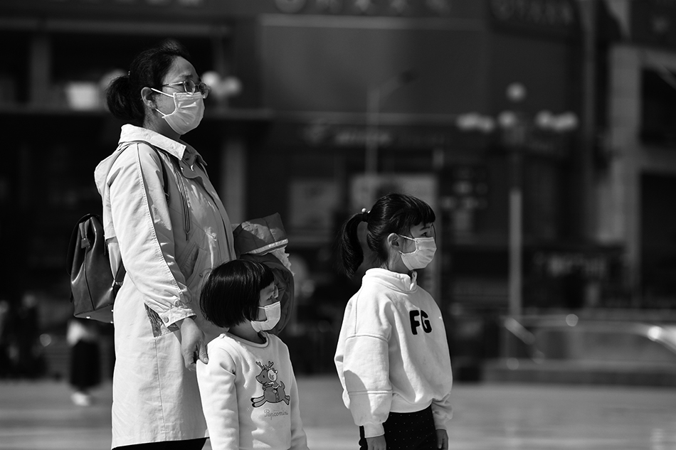 4月4日，市民在郑州市二七广场参加哀悼活动。-1