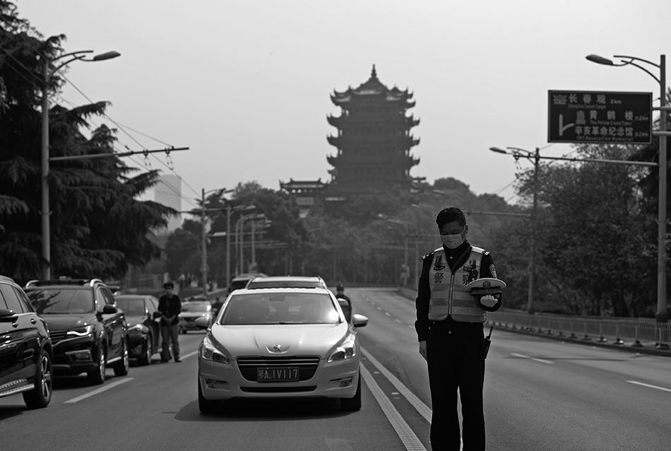 4月4日，在武汉长江大桥武昌上桥处，执勤民警和过往车辆人员参加哀悼活动。-1