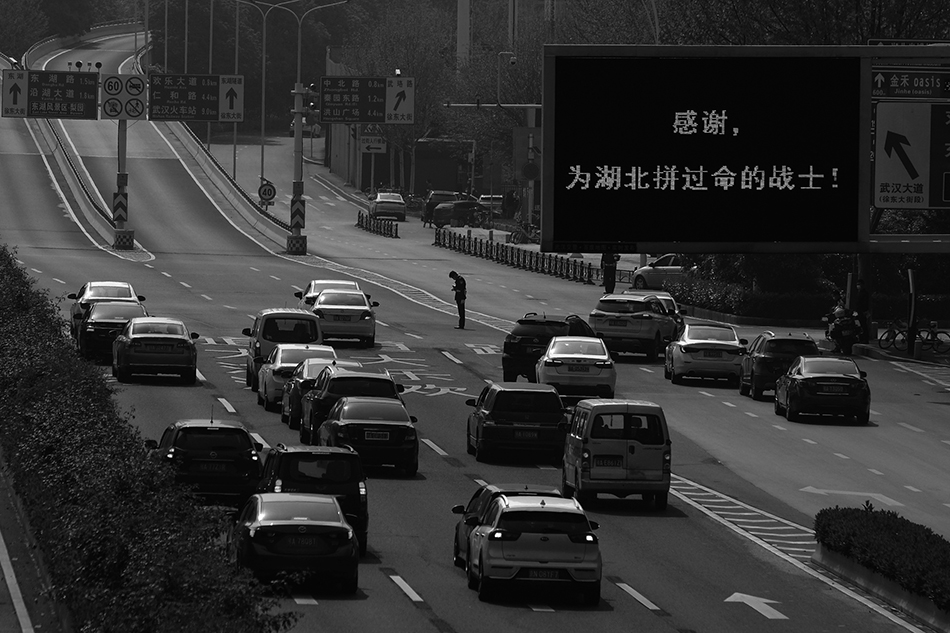 4月4日10时，武汉大道上，车辆停止行驶，鸣笛，为抗疫牺牲的烈士和逝世同胞哀悼。905519435565236360-2