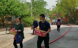 消防增援扑救西昌山火，群众自发送来水果