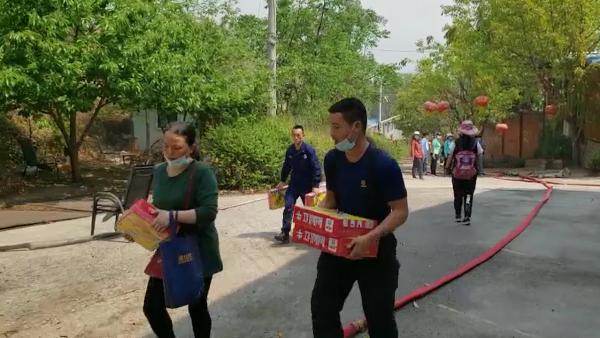 消防增援扑救西昌山火，群众自发送来水果