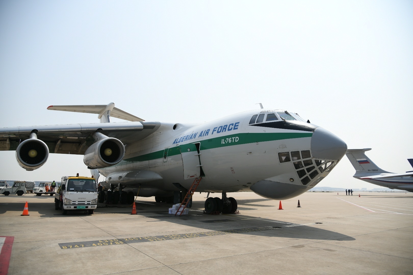 阿爾及利亞空軍伊爾76重型運輸機 本文圖片均為上海機場提供