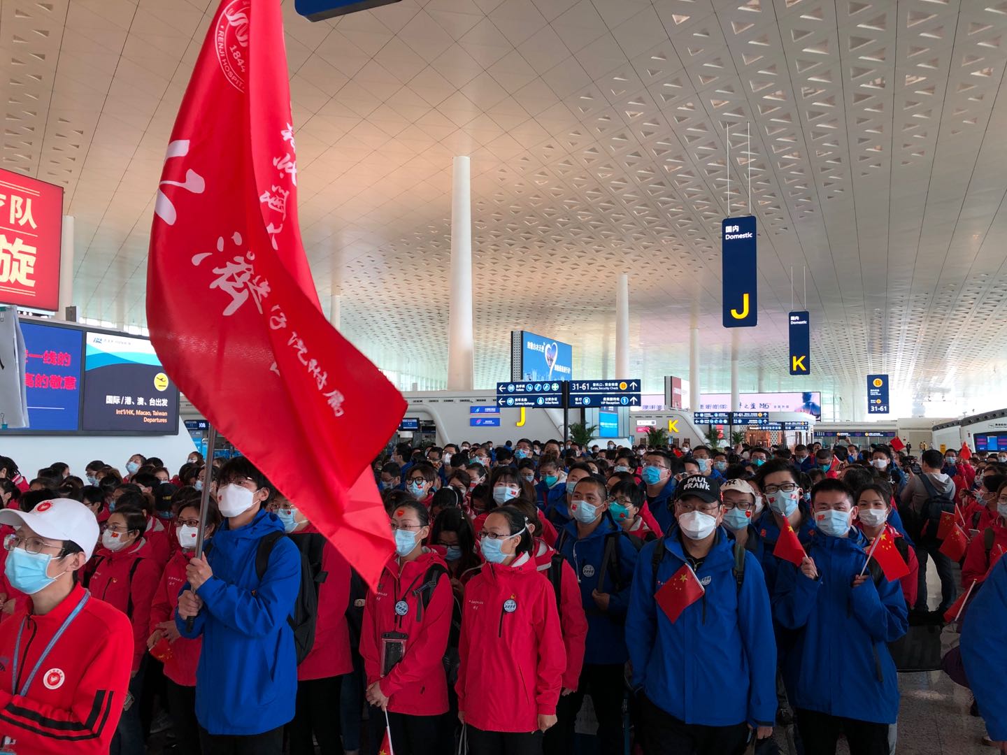 上海支援湖北医疗队员在武汉天河机场,准备出发仁济医院 供图
