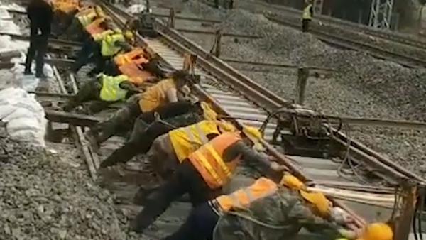 直击铁路换轨：数百名工人推动千吨铁轨