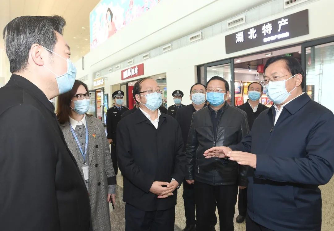 天河国际机场，王忠林与湖北机场集团负责人交流，了解当前发展中的困难 长江日报记者周超 摄