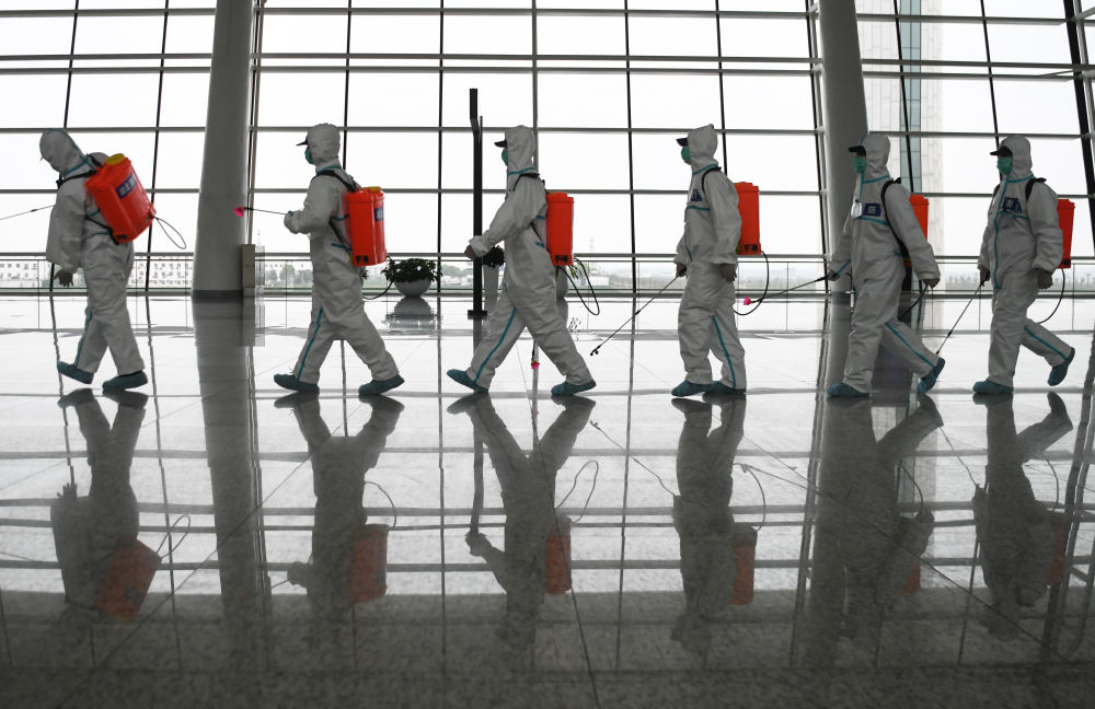 4月3日，在武汉天河机场，消防队员进入航站楼进行消杀作业。新华社记者 程敏 摄