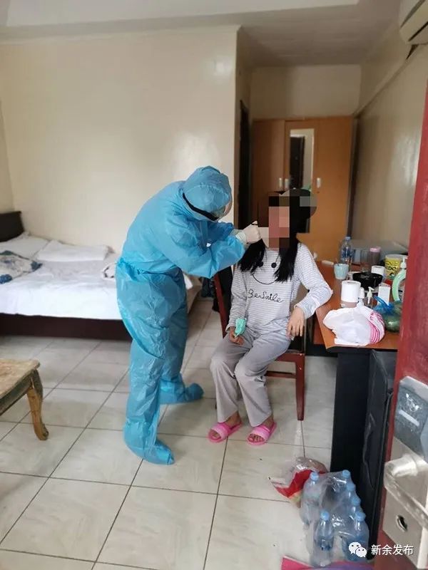 周东辉为在乍得的疑似华人患者做咽拭子核酸检测。