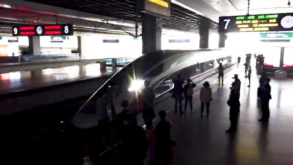 武汉首班返沪列车到站，乘客心情激动