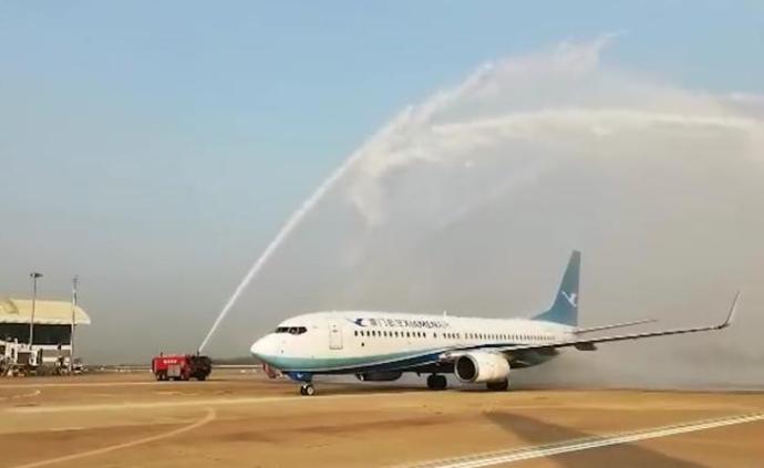 武汉解封，首架抵汉航班获水门礼遇