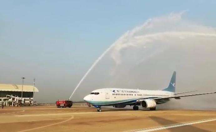 首架航班抵汉，天河机场水门礼相迎