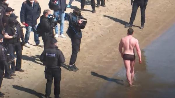 乌克兰男子疫情期野泳，数警察守岸边围捕