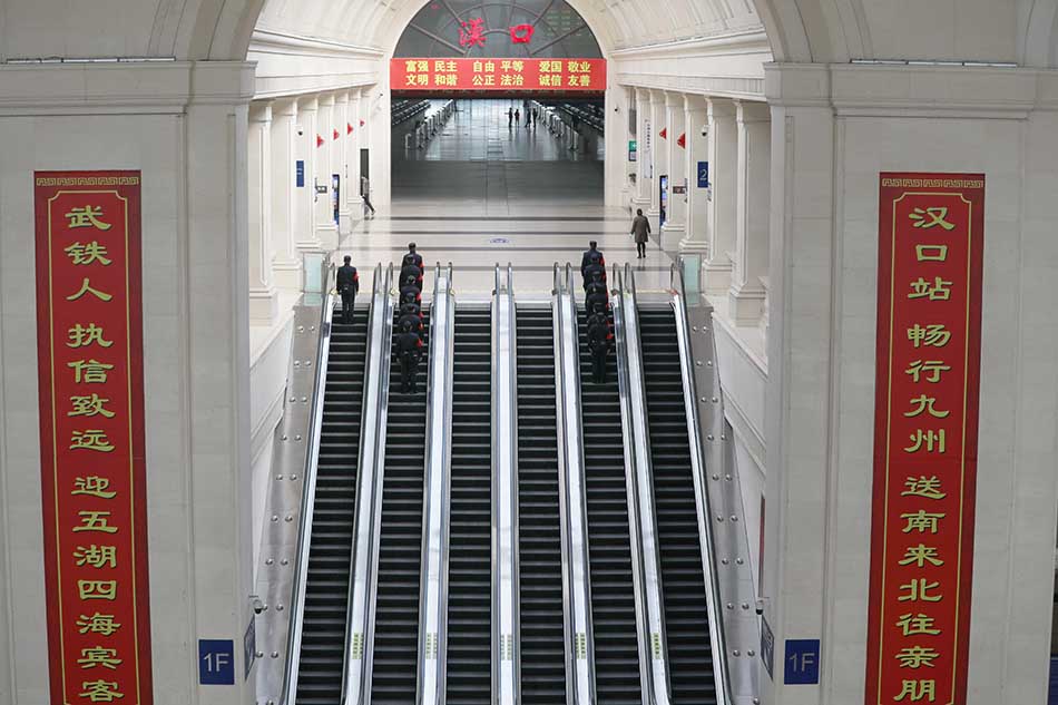 4月6日，在汉口火车站，铁路民警在站内巡查。2