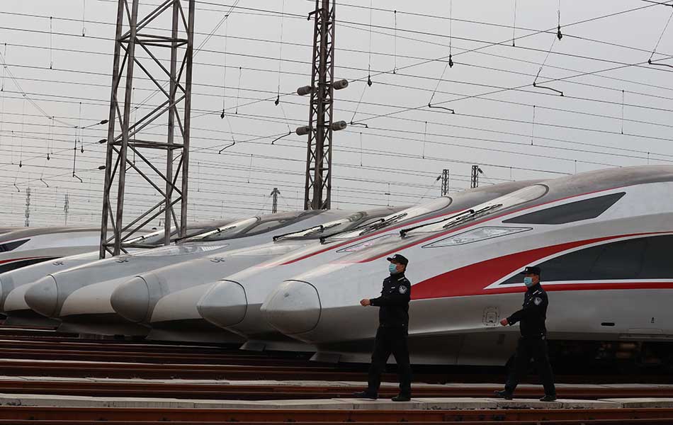 4月6日，武汉动车段高铁动车组整装待发。