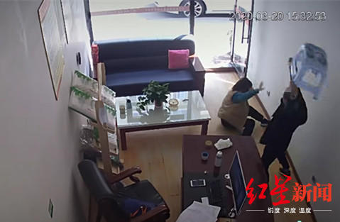 女子遭前夫家暴11年_法院回应女子遭家暴跳楼离婚案_妇联回应女子2年被老公家暴16次