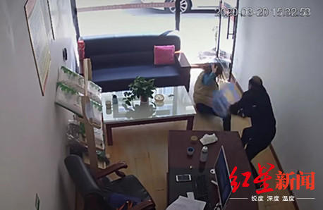 法院回应女子遭家暴跳楼离婚案_女子遭前夫家暴11年_妇联回应女子2年被老公家暴16次