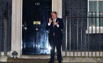 从轻症确诊到重症监护：英国首相的11天