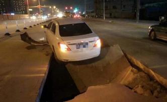 广州广花公路平沙路段发生地陷，已围蔽两条车道进行处理