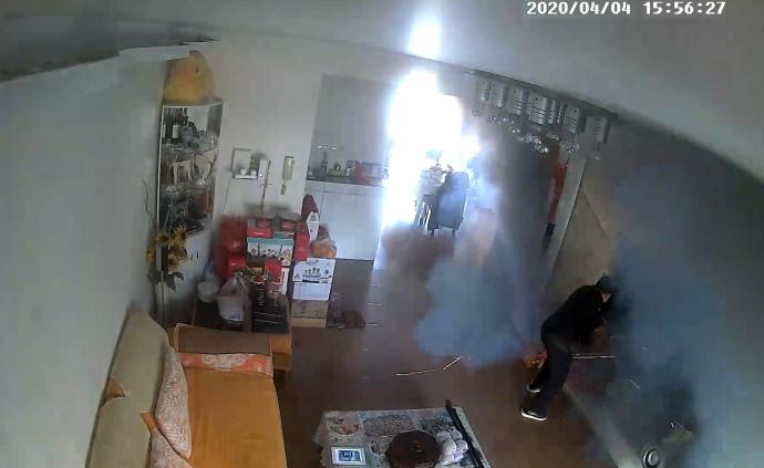 充着充着就炸了，都是电池惹的祸