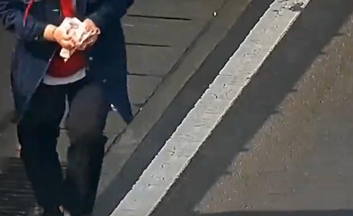 包放在車頂開走現金撒一路,女子撿起報警