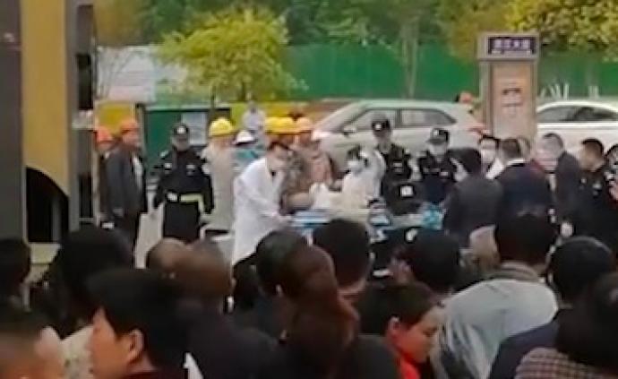 南充一道路施工時塌陷,2名工人被埋