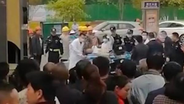 南充一道路施工时塌陷，2名工人被埋