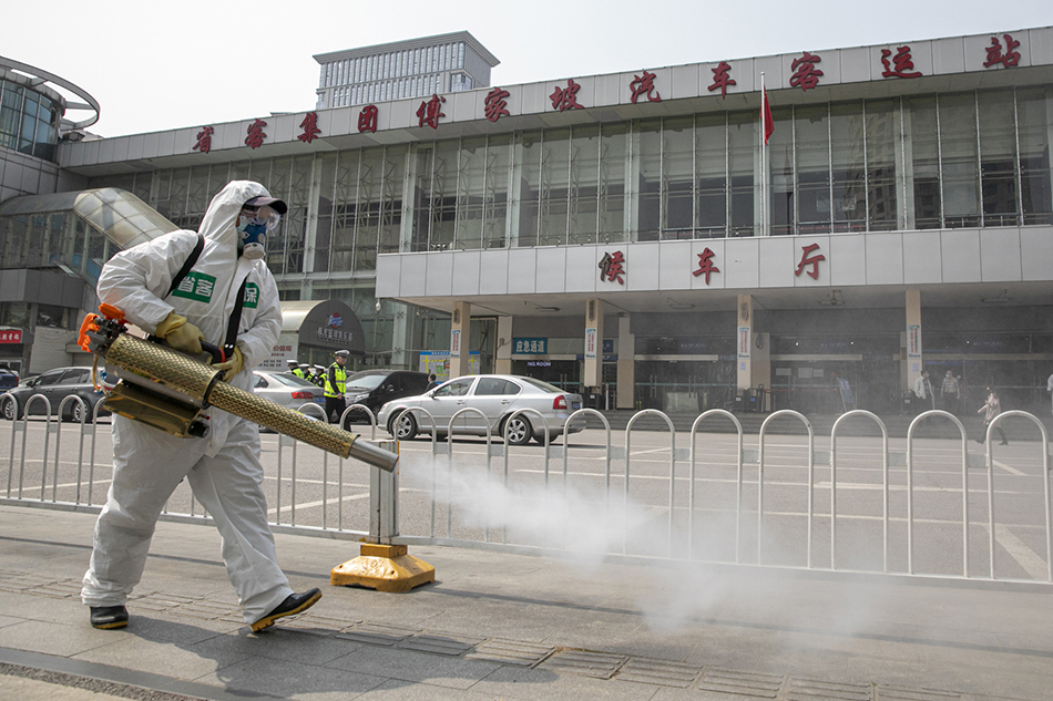 2020年4月7日，武汉市傅家坡客运站，工作人员在进行消杀，静候武汉解封。