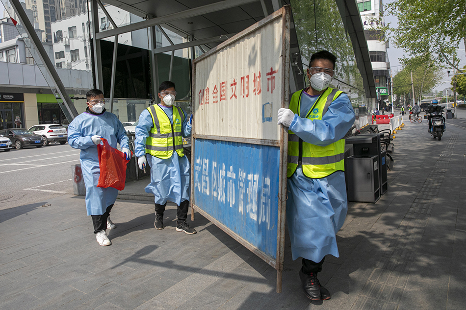 2020年4月7日，武汉市傅家坡客运站地下广场，工作人员对地下通道实施“开封”。