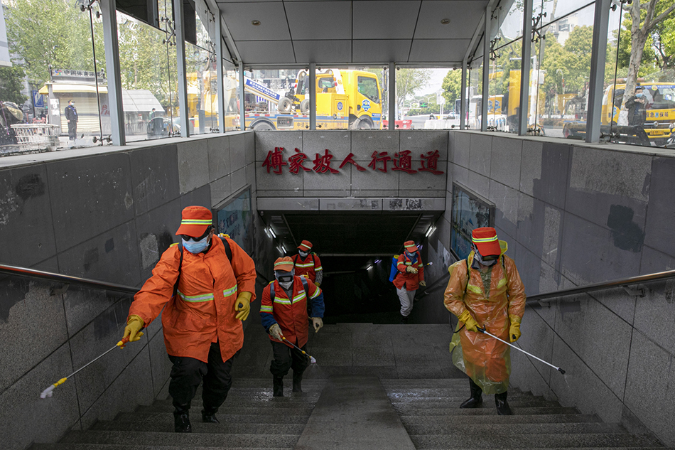 2020年4月7日，武汉市傅家坡客运站地下广场，工作人员在进行消杀，静候武汉解封。