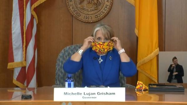 美国新墨西哥州长做表率：戴自制花色口罩