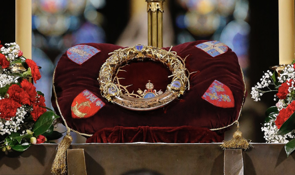 巴黎圣母院举办仪式迎回重要文物耶稣荆棘冠