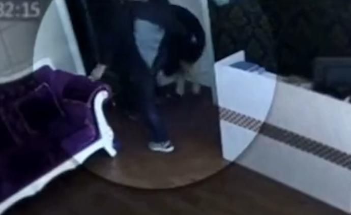 修理馬桶引糾紛，司法所長腳踹打工妹