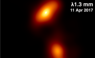 拍摄黑洞的望远镜发布了黑洞“打喷嚏”照片：里面有一处意外