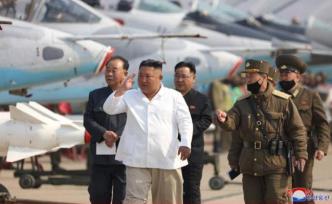 金正恩视察朝鲜空军歼袭机团，表示巨大的满意