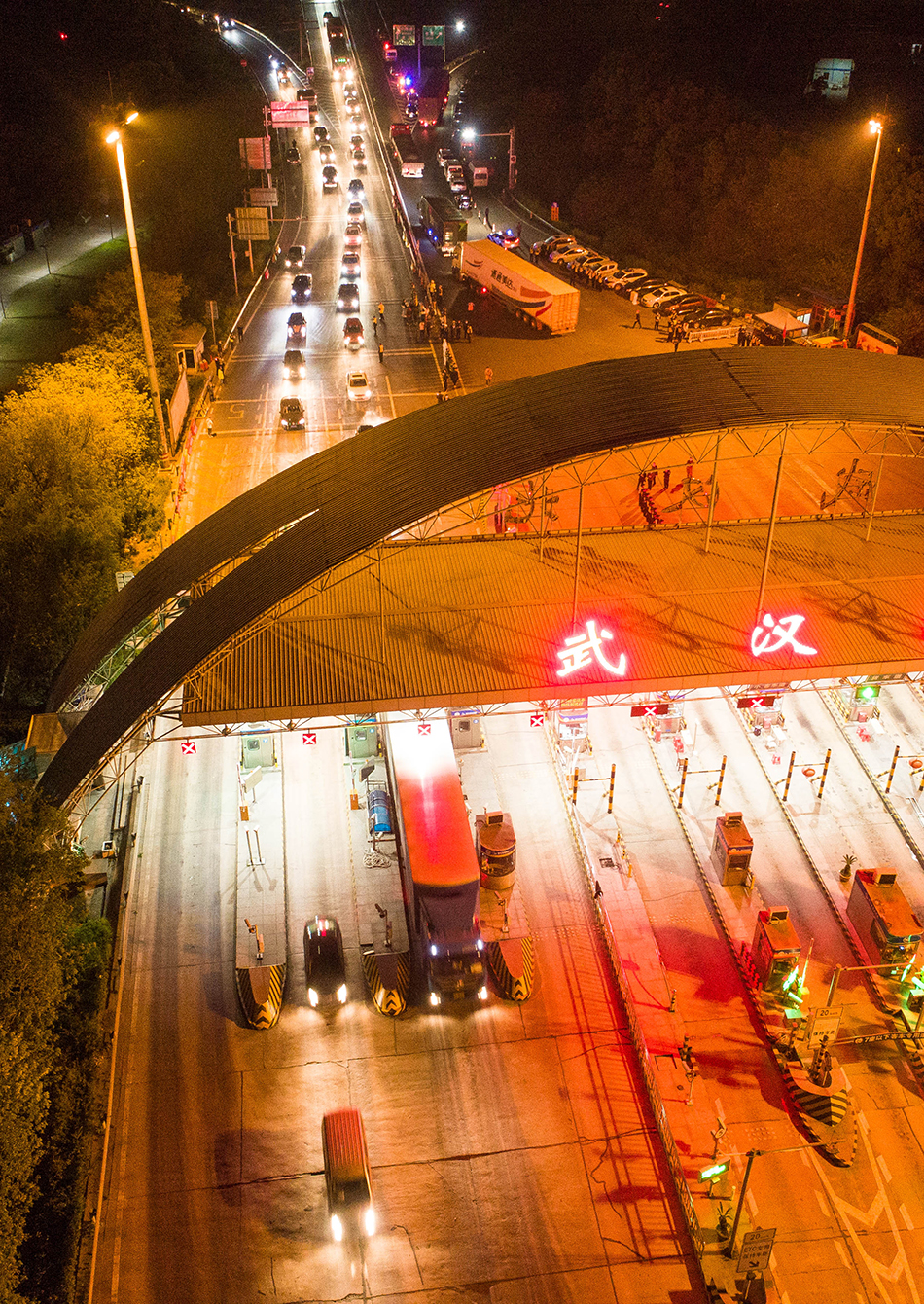 4月8日凌晨，车辆通过武汉北高速收费站（无人机照片）。