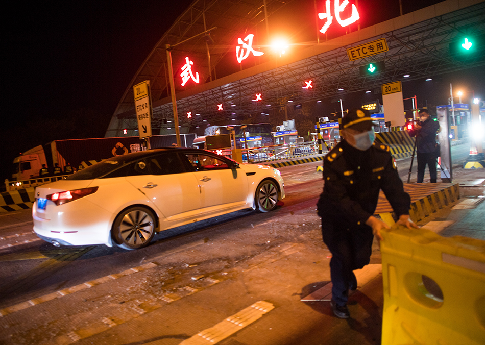4月8日凌晨，在武汉北高速收费站，工作人员移除围栏。