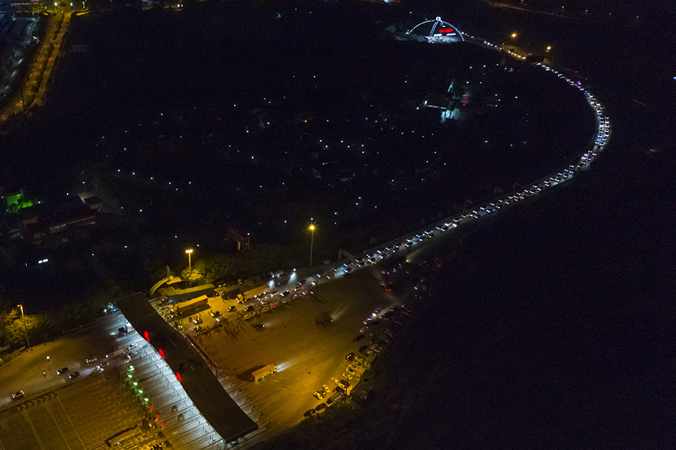 4月8日凌晨，车辆通过武汉西高速收费站（无人机照片）。