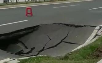 江苏无锡滨湖区一道路发生塌陷