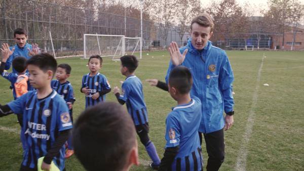 意大利足球教练在中国：让孩子先玩再踢