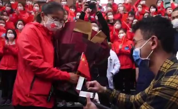 羨煞旁人!援鄂醫(yī)療隊歡迎會上小伙求婚
