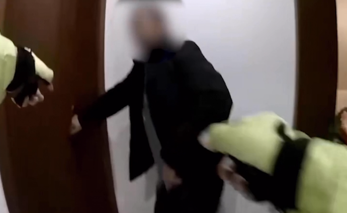 生死時(shí)速!民警翻墻破門救下輕生者