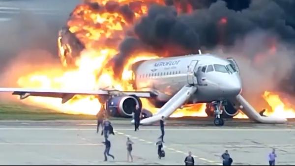 俄客机迫降起火视频公开：乘客抱行李奔逃
