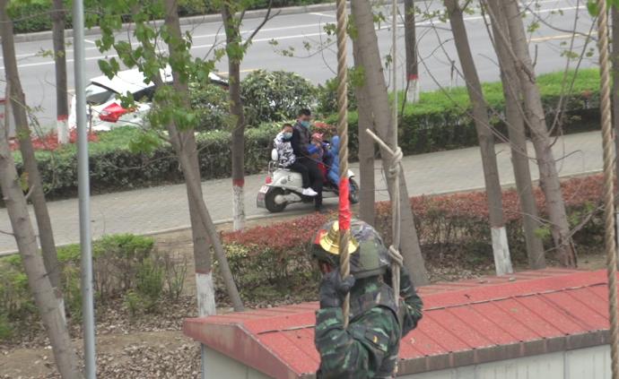 暖！過路小朋友敬禮，武警隔空回禮