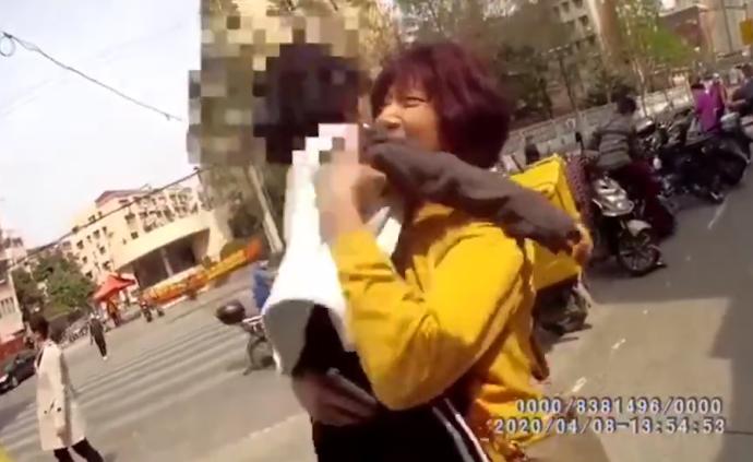 媽媽不見了!上海民警幫走失女童找到家人