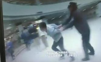 上海男子在地铁站打人脱衣发酒疯，被刑拘